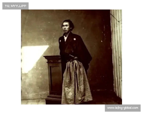 从日本公安部部长的发型看官员形象:正式与个性的平衡挑战 从日本公安部部长的发型看官员形象:正式与个性的平衡挑战