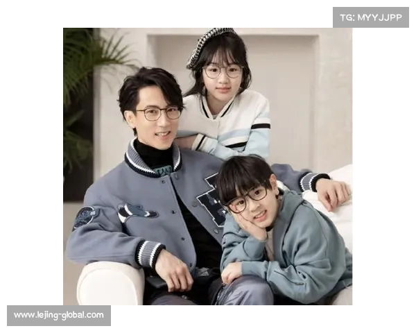 吴尊小脸抗老神奇,穿搭青春感十足,竟比女儿还显年轻! 吴尊小脸抗老神奇,穿搭青春感十足,竟比女儿还显年轻!